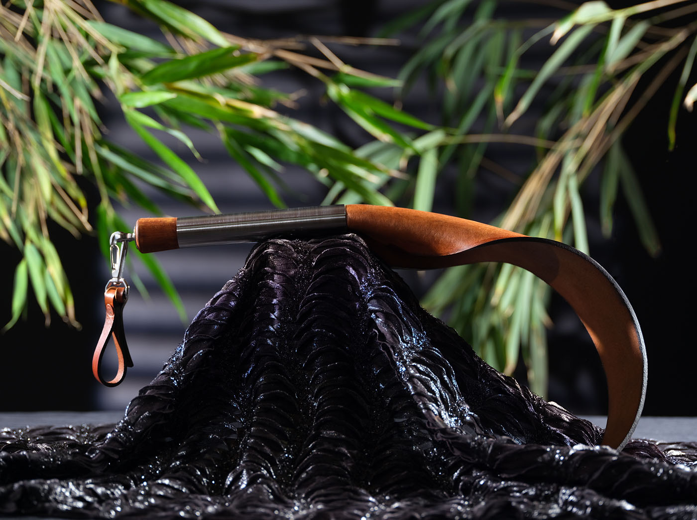 SVAR-leather-whip
